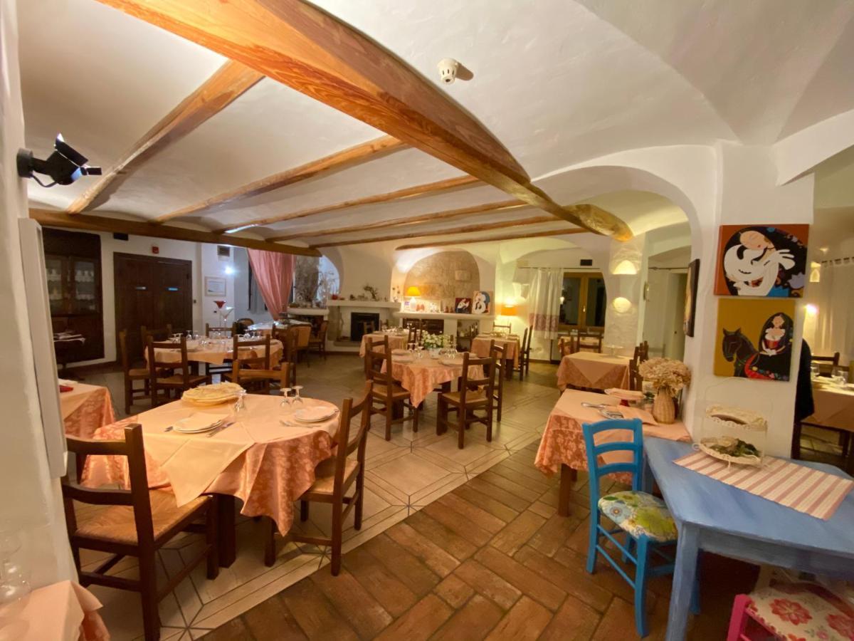 Locanda Tipica Sa Corte Oliena Exterior foto