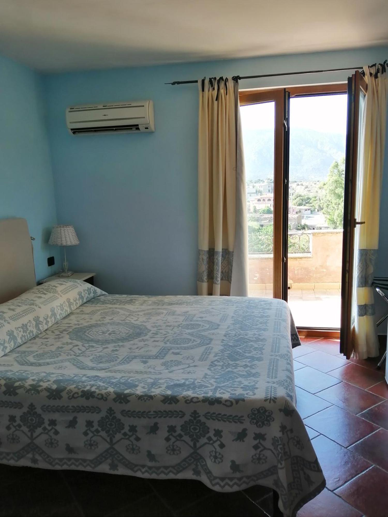 Locanda Tipica Sa Corte Oliena Habitación foto