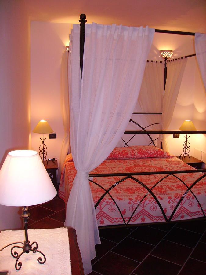 Locanda Tipica Sa Corte Oliena Exterior foto