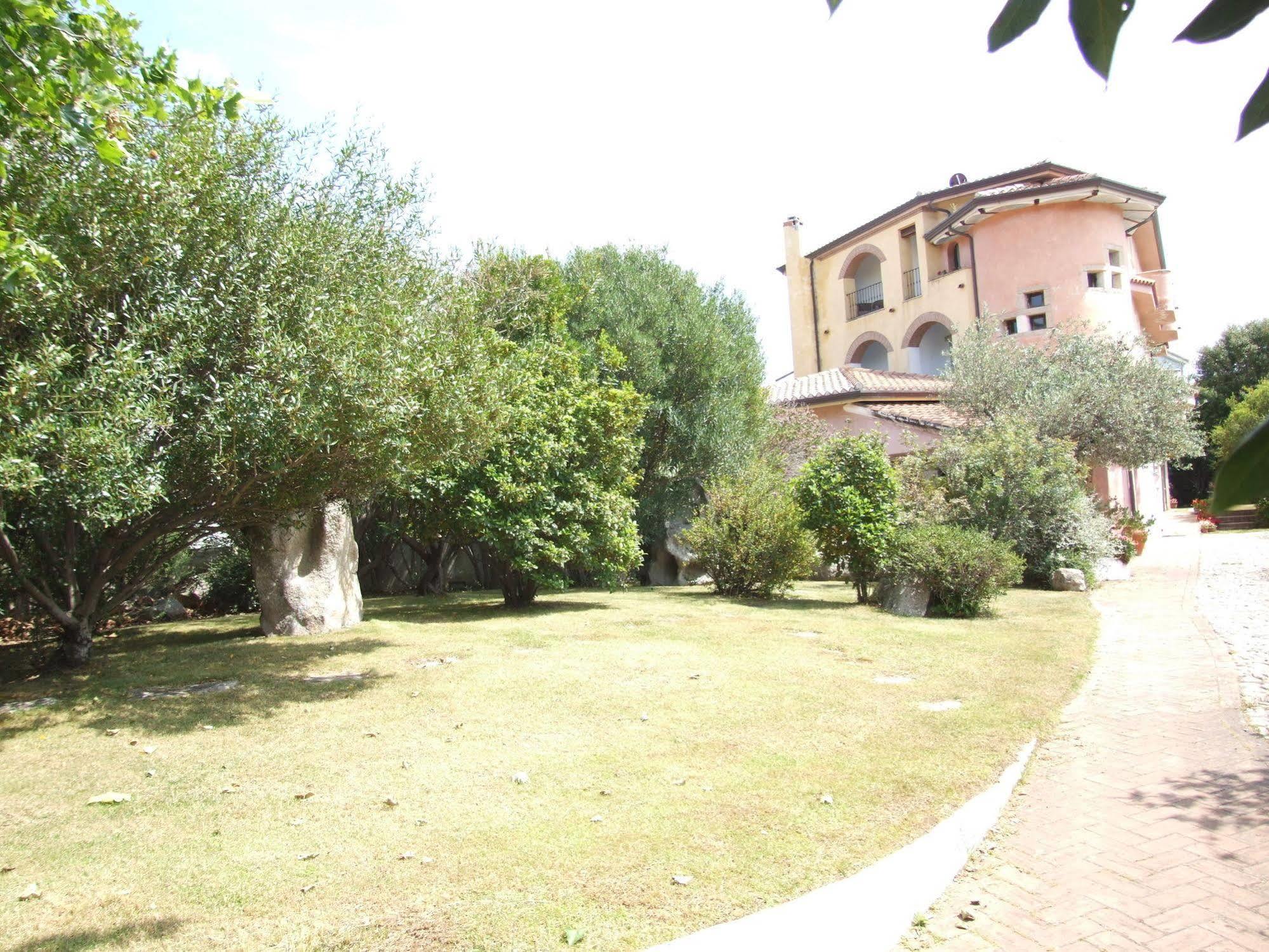 Locanda Tipica Sa Corte Oliena Exterior foto
