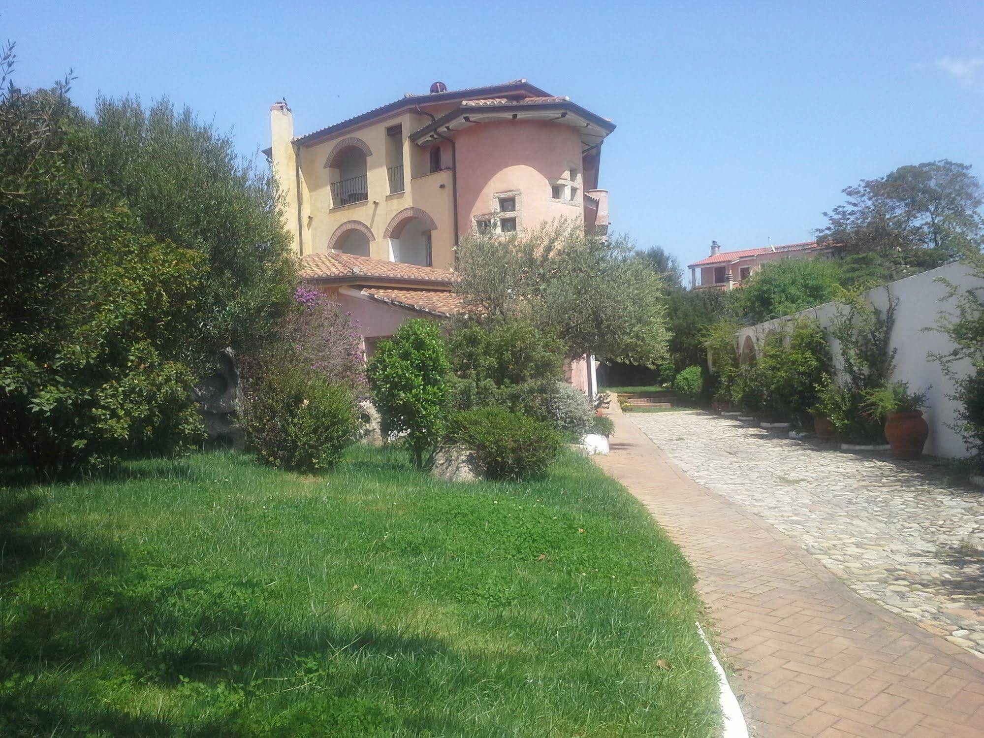 Locanda Tipica Sa Corte Oliena Exterior foto